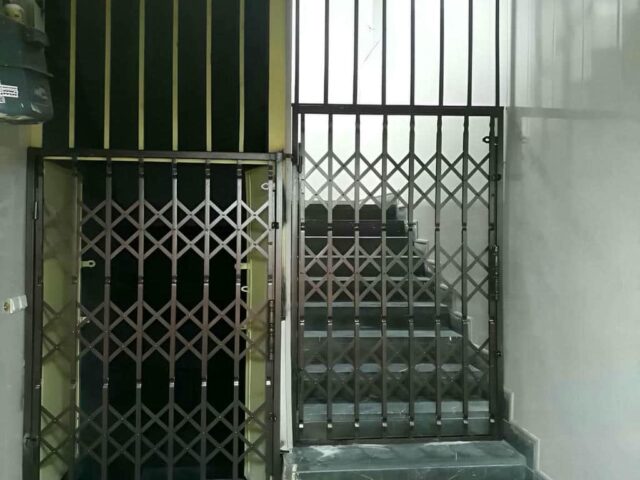 حفاظ درب آکاردئونی خاکستری با قفل روکار استان همدان مرکز فروش حفاظ درب آکاردئونی با پشتیبانی تخصصی در استان همدان