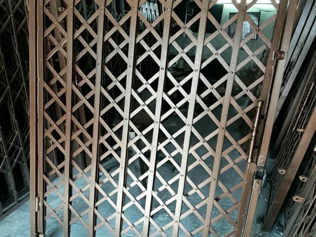 مرکز فروش حفاظ درب آکاردئونی برای ورودی‌های آفتاب‌گیر در بندرعباس و حومه