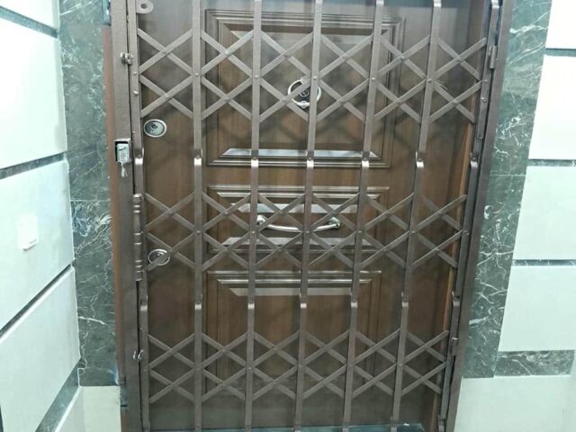 حفاظ درب آکاردئونی سفید با قفل کناری استان قم مرکز فروش حفاظ درب آکاردئونی ساده و کاربردی در استان قم