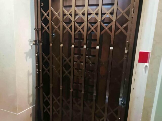 حفاظ درب آکاردئونی سفید پشت ورودی آپارتمان استان کردستان مرکز فروش حفاظ درب آکاردئونی برای خانه و آپارتمان در استان کردستان