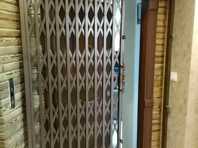 حفاظ درب آکاردئونی سفید کنار ورودی آپارتمان استان لرستان مرکز فروش حفاظ درب آکاردئونی ویژه ساختمانهای مسکونی در استان لرستان