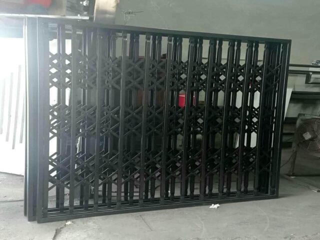 مرکز فروش حفاظ درب آکاردئونی هماهنگ با نمای کلاسیک در اهواز و حومه