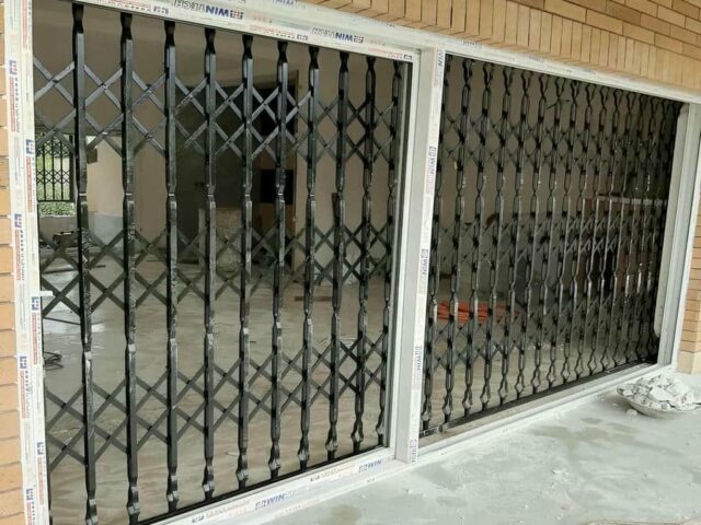 حفاظ درب آکاردئونی مشکی در راهروی خرم آباد مرکز فروش حفاظ درب آکاردئونی برای مجتمعهای پرتردد در خرم آباد و حومه