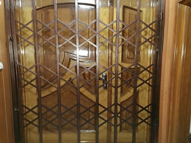 حفاظ درب آکاردئونی مشکی ورودی استان کهگیلویه و بویراحمد مرکز فروش حفاظ درب آکاردئونی اقتصادی در استان کهگیلویه و بویراحمد