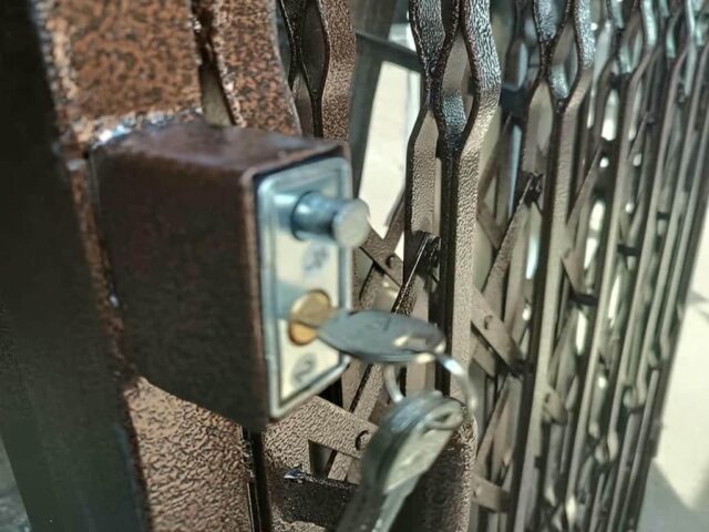 مرکز فروش حفاظ درب آکاردئونی هماهنگ با نمای کلاسیک در شهرکرد و حومه