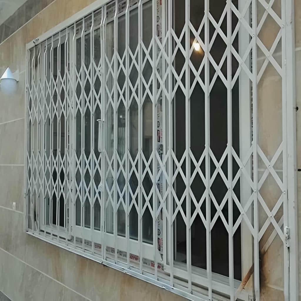 حفاظ پنجره آهنی مشکی روی نمای سنگی ویلای سنندج مرکز فروش حفاظ پنجره ویژه ویلا و باغ در سنندج و حومه