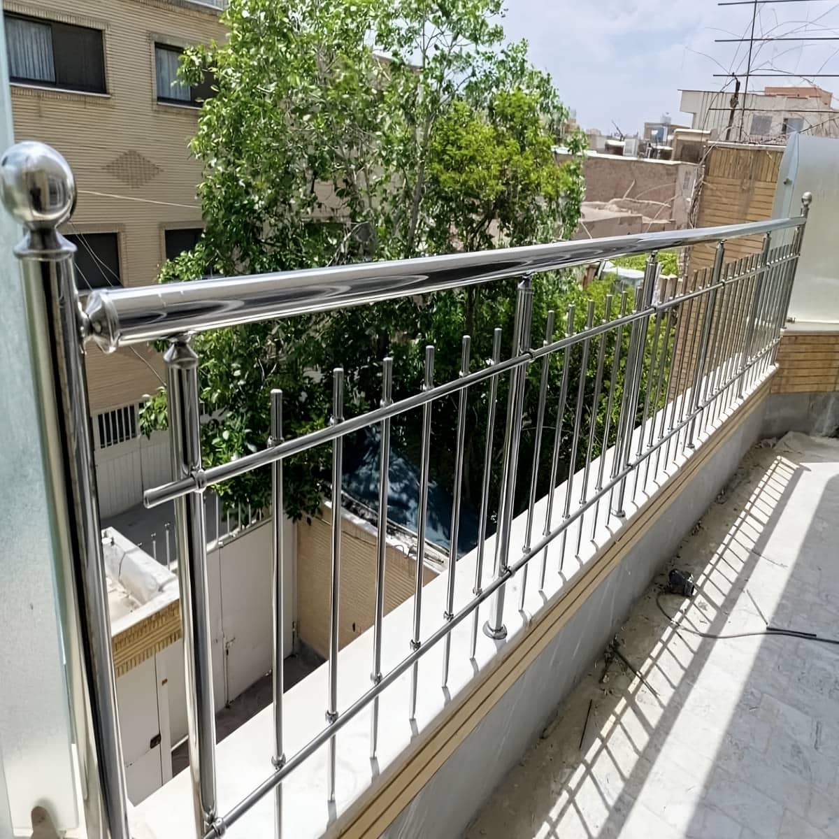 نرده بالکن استیل در استان هرمزگان کنار نمای روشن مرکز فروش نرده بالکن مناسب مناطق مرطوب در استان هرمزگان