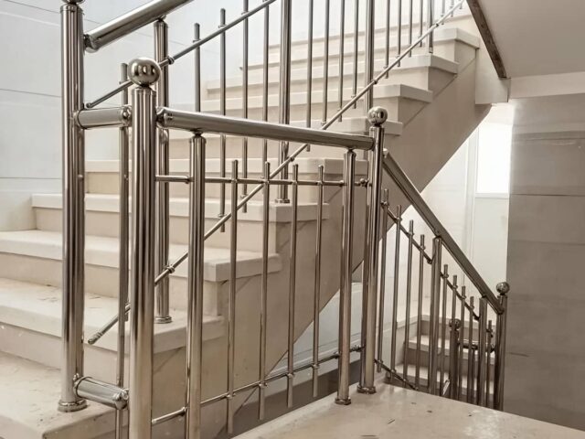 نرده راه پله استیل در ساختمان ساحلی استان هرمزگان مرکز فروش نرده راه پله مناسب مناطق مرطوب در استان هرمزگان